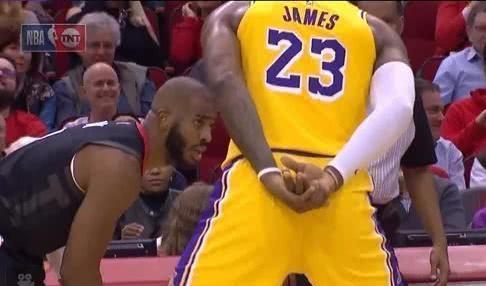 篮球进攻3秒什么意思_nba篮球进攻24秒规则改成14秒_篮球关于秒的规则