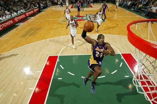 篮球进攻3秒什么意思_nba篮球进攻24秒规则改成14秒_篮球关于秒的规则
