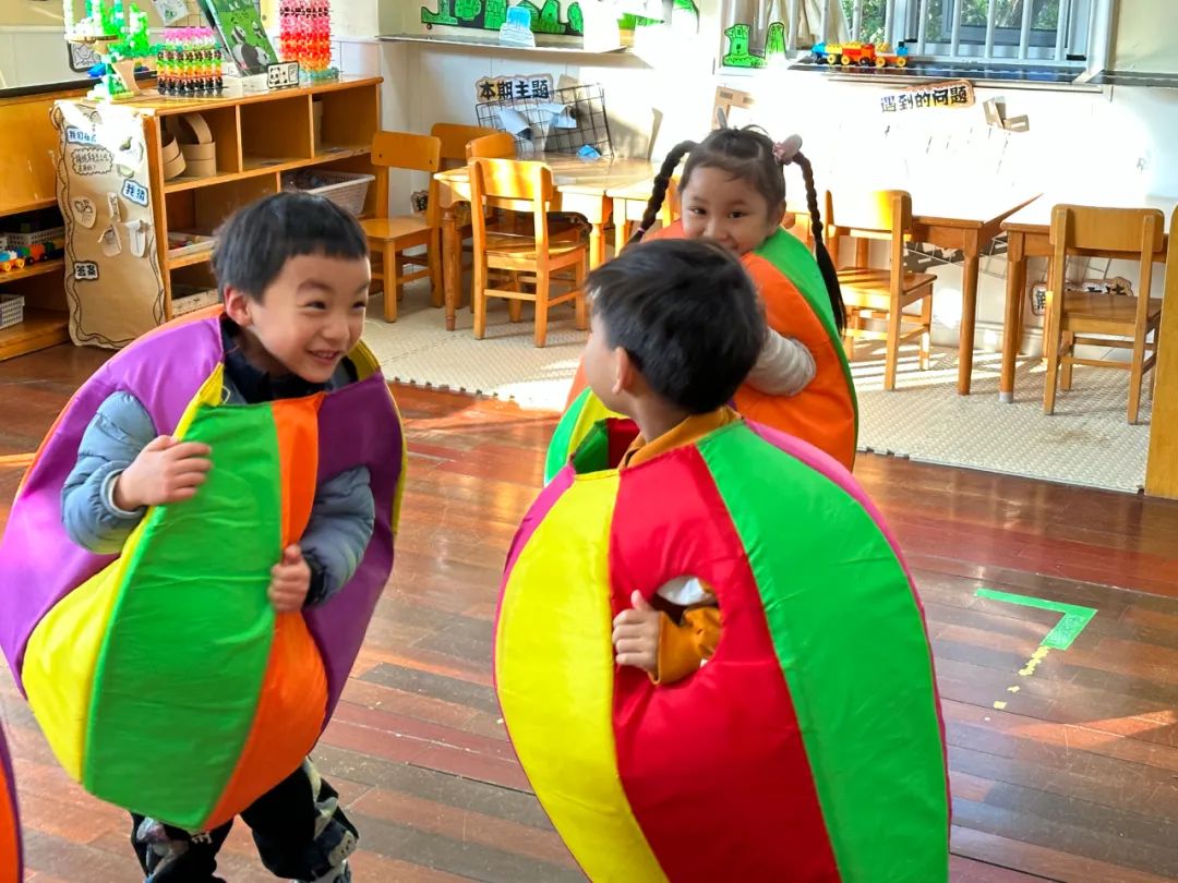 幼儿园大班踢足球目标_幼儿大班踢足球教案_幼儿园大班踢足球规则