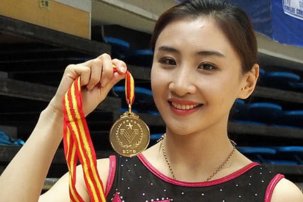 举重冠军女2020_女子举重51公斤级冠军是谁_举重冠军女子