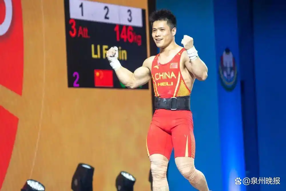 足球运动员举手什么意思_足球运动员举起右臂啥意思_足球运动员举重冠军