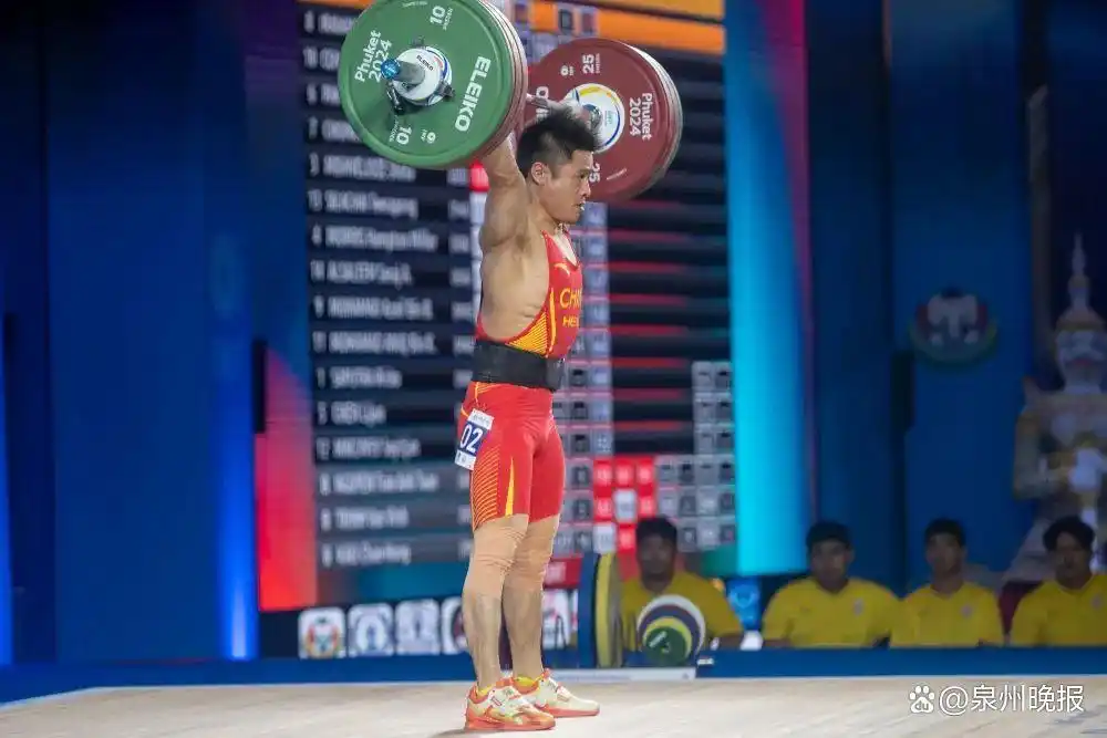 足球运动员举手什么意思_足球运动员举重冠军_足球运动员举起右臂啥意思