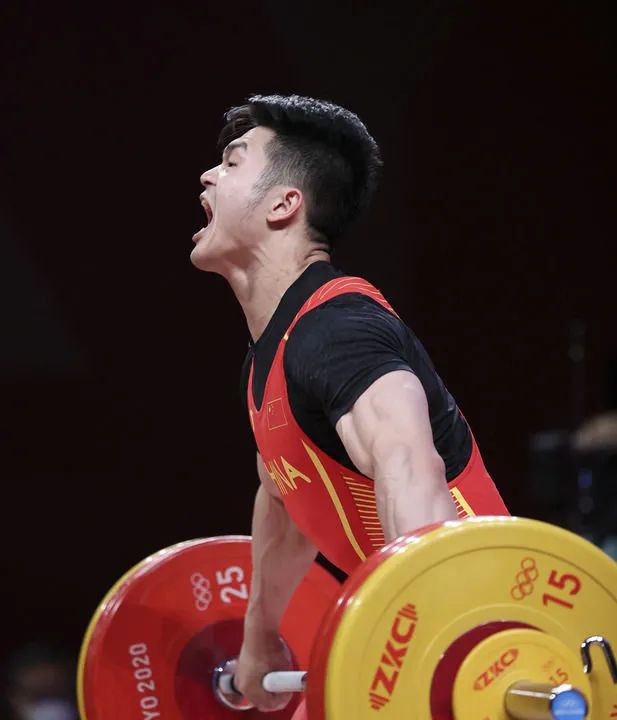 东京奥运会举重冠军简笔画_2021东京奥运会举重的画_东京奥运会举重冠军的图画