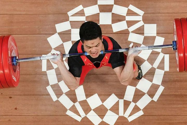 2021东京奥运会举重的画_东京奥运会举重冠军的图画_东京奥运会举重冠军简笔画
