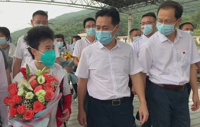 举重抓举挺举总成绩三个金牌_举重冠军抓举挺举分几级_举重分抓举和挺举冠军