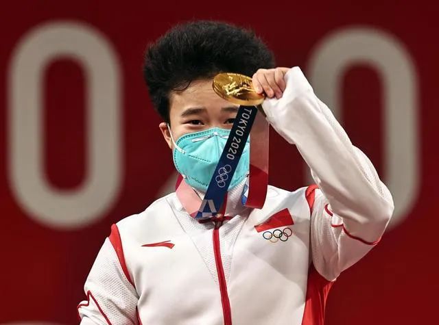 举重分抓举和挺举冠军_举重冠军抓举挺举分几级_举重抓举挺举总成绩三个金牌