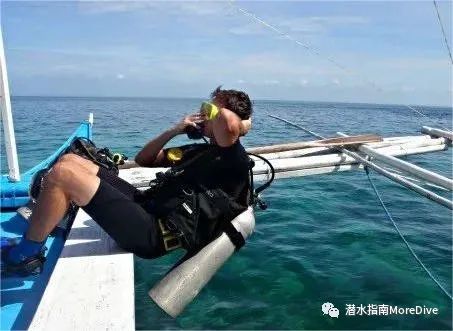 游泳时吸气小技巧视频教程_游泳如何吸气和呼气视频_初学游泳吸气窍门