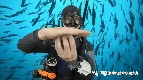 游泳时吸气小技巧视频教程_初学游泳吸气窍门_游泳如何吸气和呼气视频
