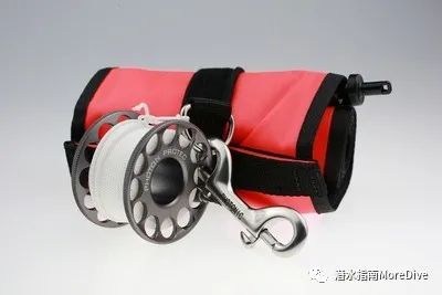 游泳时吸气小技巧视频教程_游泳如何吸气和呼气视频_初学游泳吸气窍门