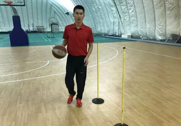 篮球可以换手拍吗_图解篮球规则技巧拍球换手视频_篮球拍球技巧换手规则图解