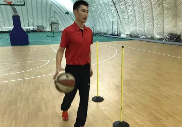 篮球拍球技巧换手规则图解_图解篮球规则技巧拍球换手视频_篮球可以换手拍吗