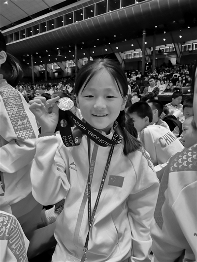小学生跳绳花式体操_体操跳绳花式小学生视频_小学生跳绳韵律体操